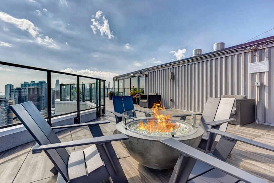 Building Photo - 2555 N Clark St