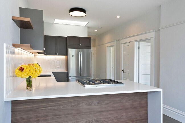 Building Photo - Available 2 Bedroom Unit In The Elmwood!