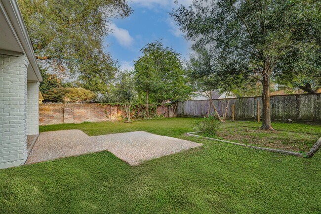 Building Photo - 10303 Chevy Chase Dr