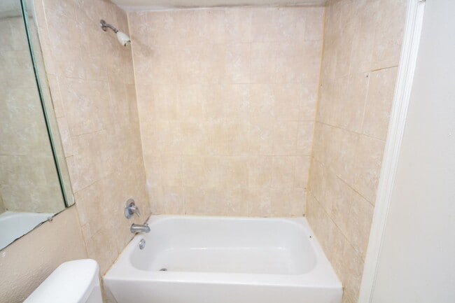 Building Photo - Spacious 2/1 Condo In The Carrington Park ...
