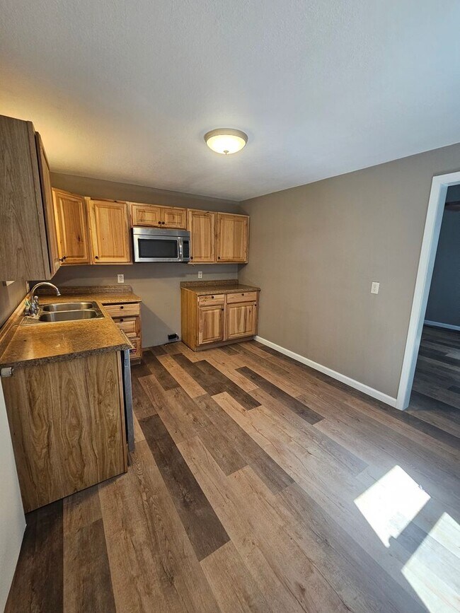 Building Photo - 2 bedroom | 1 bathroom | 1 car detached shop or garage | Large lot | Pets welcome!