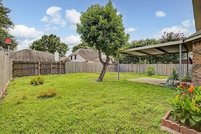 Building Photo - 10840 Sycamore Dr N
