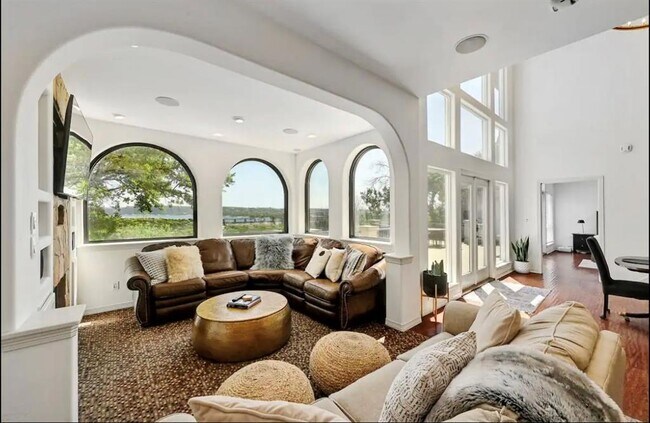 Building Photo - 3711 Highland Dr