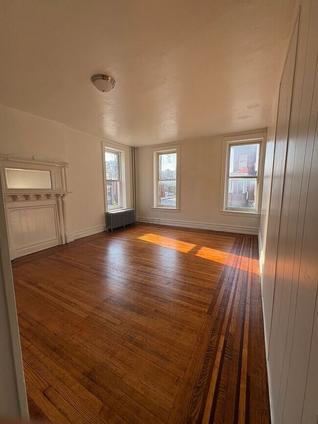 Building Photo - Available Now! 1 bedroom apartment.