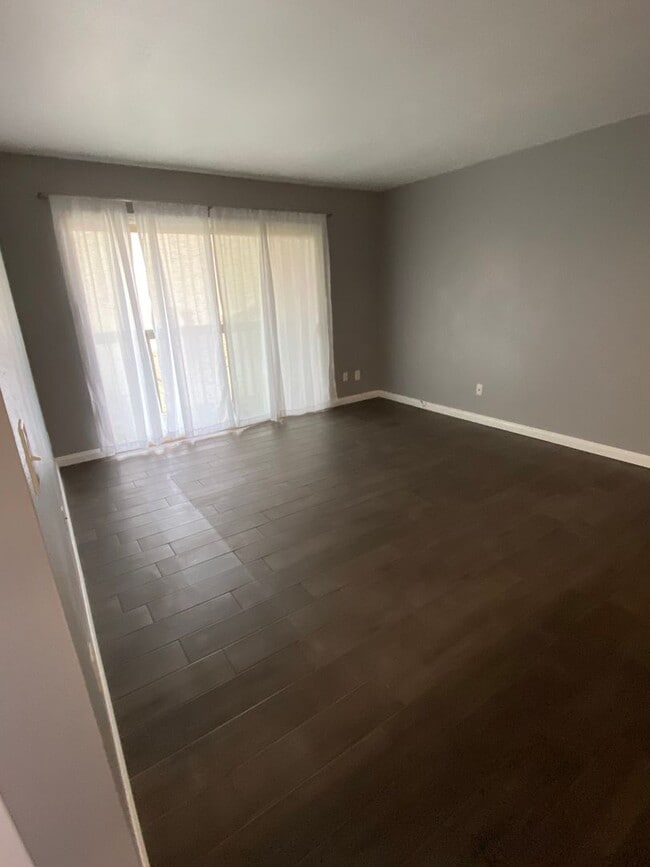 Building Photo - 2BD / 1BA Apartment with AC and parking in Mission Valley!
