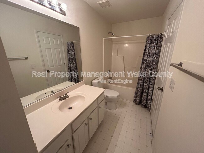Building Photo - 2500 Valley Haven Dr