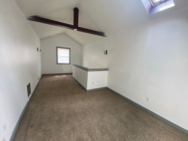 Building Photo - 1310 N Maple St