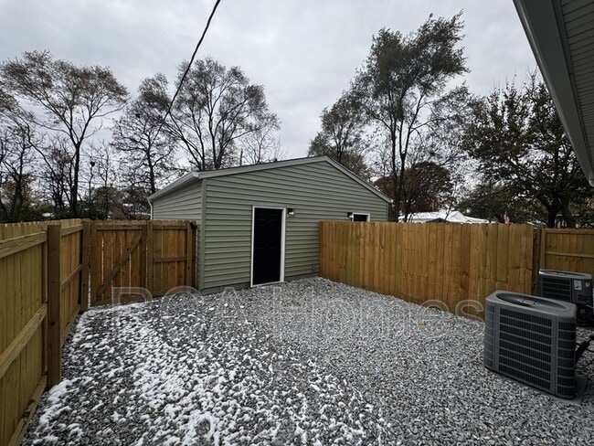 Building Photo - 18 N Gray St