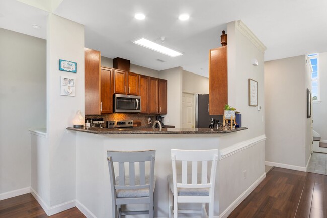 Building Photo - Stunning and Spacious 3 Bedroom 2.5 Bath C...