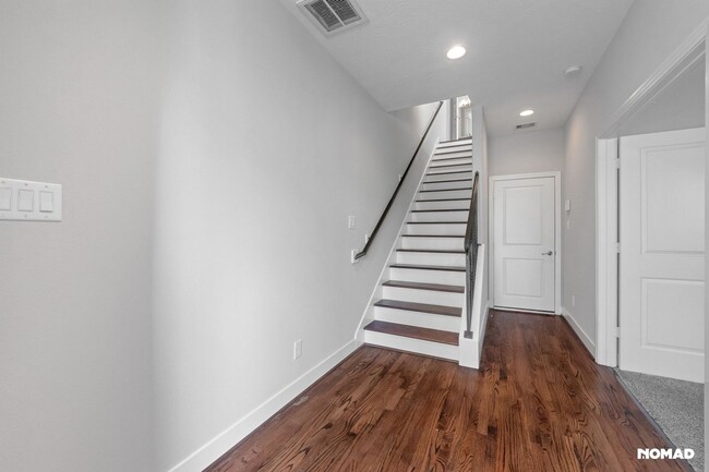 Building Photo - Stylish 3BR gated Townhome in Houston