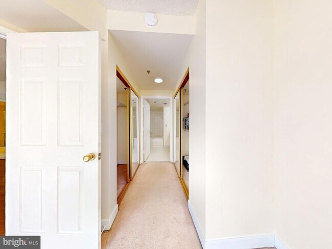 Building Photo - 1045 N Utah St