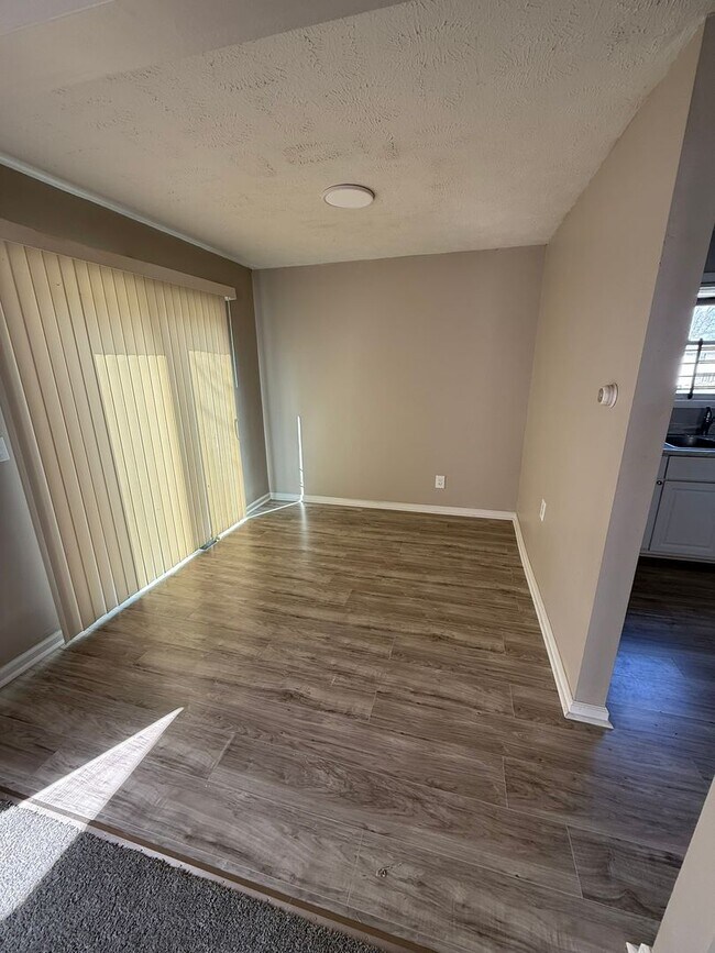 Building Photo - Charming 3-Bedroom Property in Prime Location