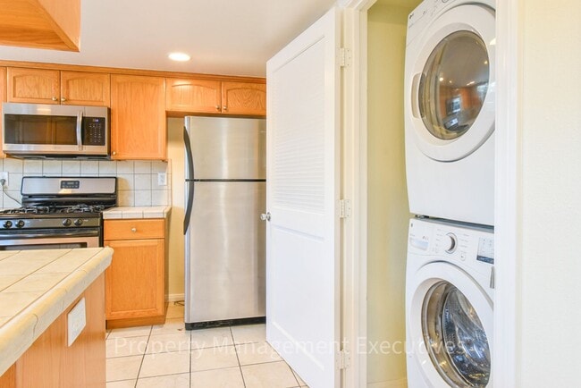 Building Photo - 2 Bed, 2 Bath Townhome with Garage & Bonus Room