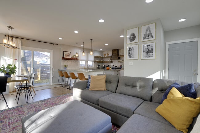 Building Photo - 266 King St W