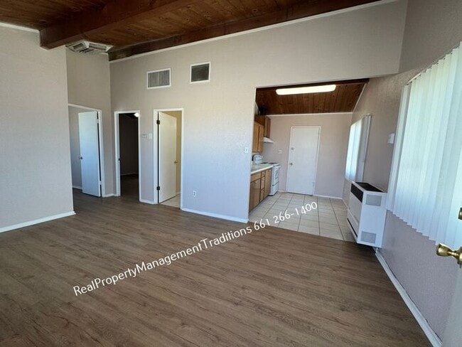 Building Photo - Charming 2 + 1 Duplex in Rosamond