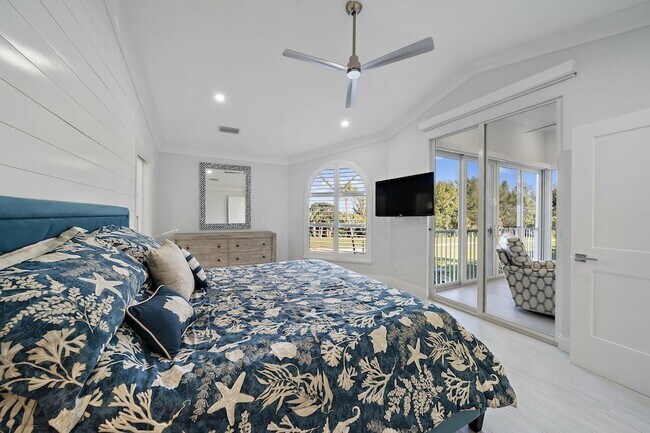 Building Photo - 3902 Fairway Dr S