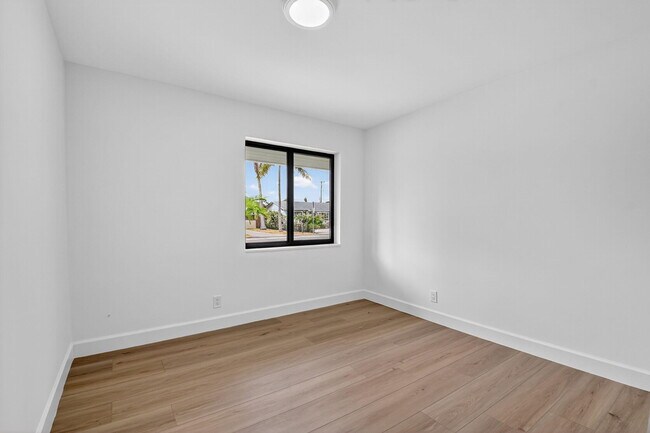 Building Photo - 143 SE 27th Way