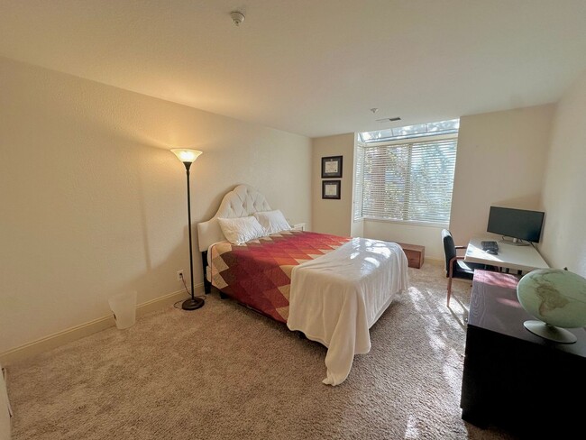 Building Photo - Two Bedroom Two Bath Condo Available in Wa...