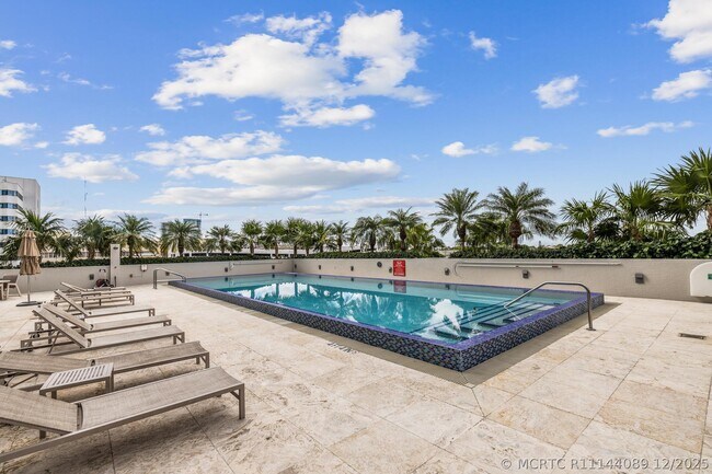 Building Photo - 1551 N Flagler Dr