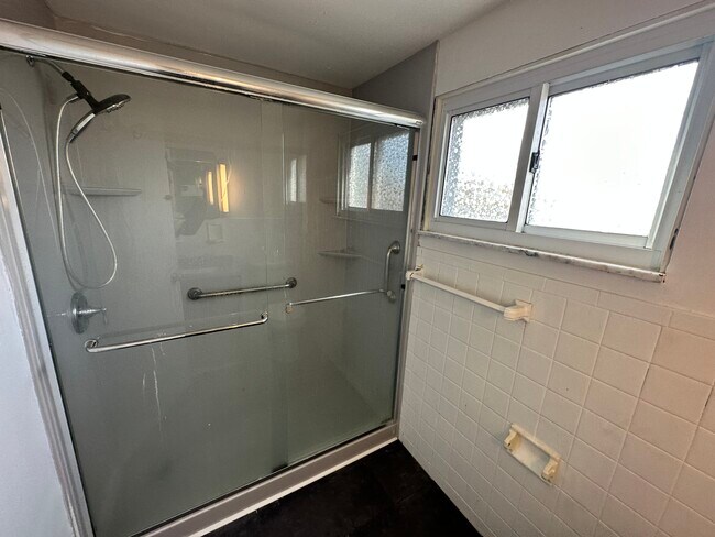 Upstairs bathroom - 517 Foltz Dr