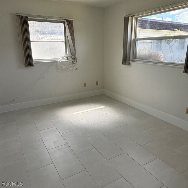 Building Photo - 26 Hamlin Ct