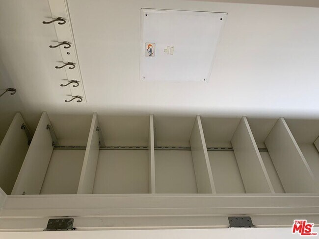 Building Photo - 727 W 7th St