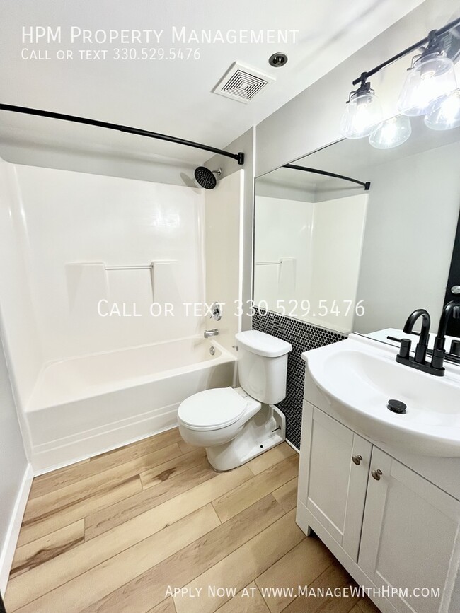 Building Photo - 1133 W 9th St