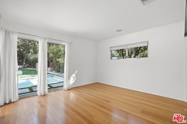 Building Photo - 1700 San Ysidro Dr
