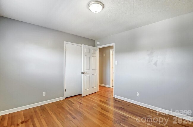 Building Photo - 10 Spruce Pine Dr