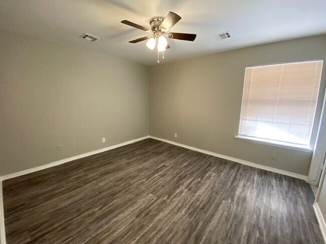 Building Photo - 4 Bed, 2 Bath Corner Lot in Broken Arrow!