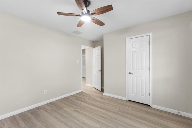 Building Photo - 2205 Speidel Dr