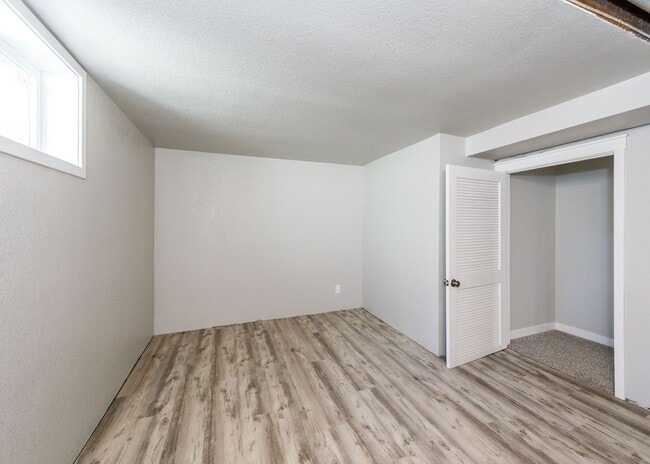 Building Photo - Newly Remodeled 5 Bed Home with Huge Yard