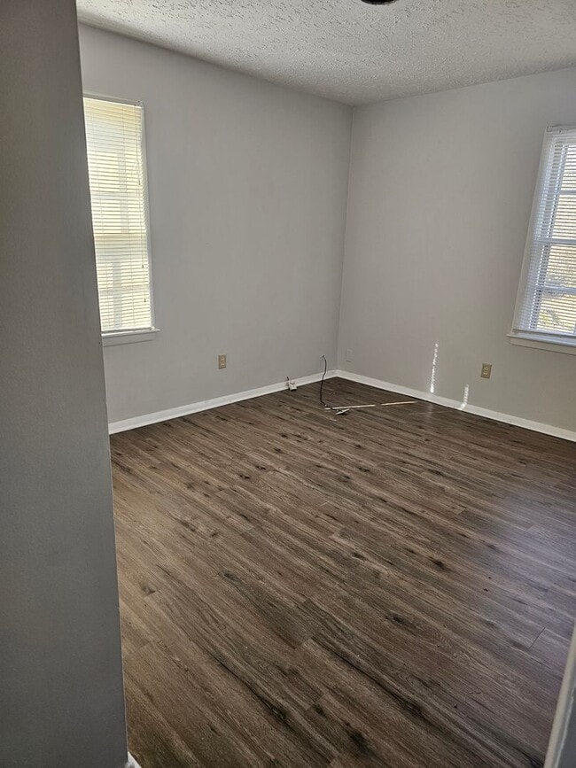 Building Photo - 3 bedroom 1 bathroom for rent!