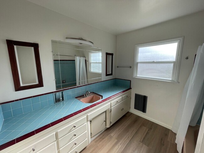 Building Photo - Large 5 bed 2 bath house (Lease out, pending signatures. Check back in a few days!)