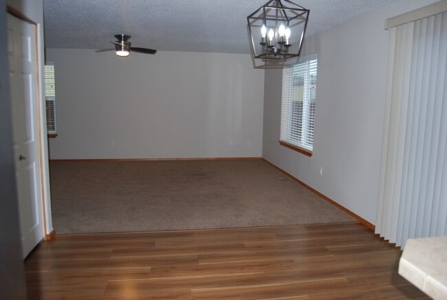 Building Photo - Well Maintained 3 Bedroom 2.5 Bath Newberg OR