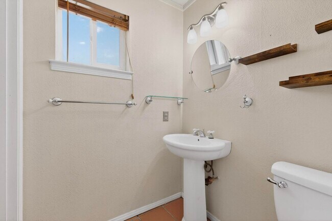 Building Photo - 6500 Martin Ct NE