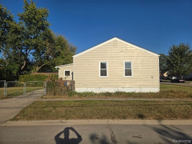 Building Photo - 108 W Kalama Ave