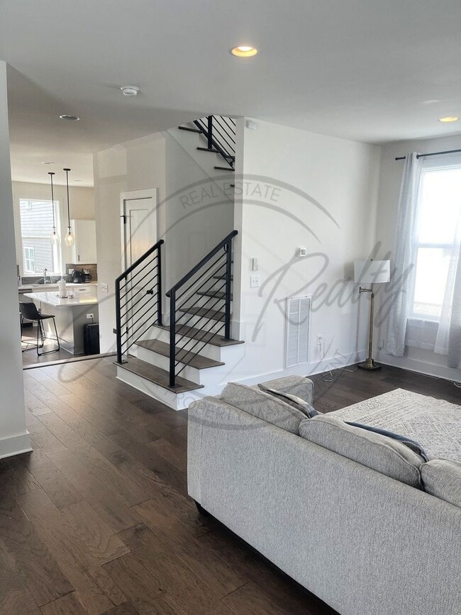 Building Photo - Modern 3-Bedroom Home in the Heart of Buen...