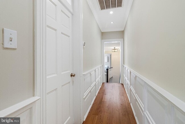 Building Photo - 611 G St SE