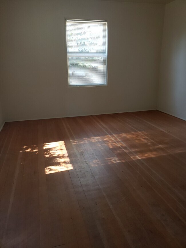 Building Photo - ** PRE LEASE FOR FALL** - Two Level Campus HOME