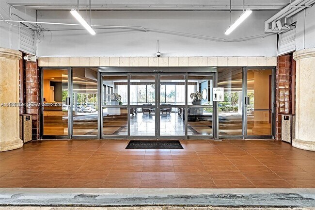 Building Photo - 3731 N Country Club Dr