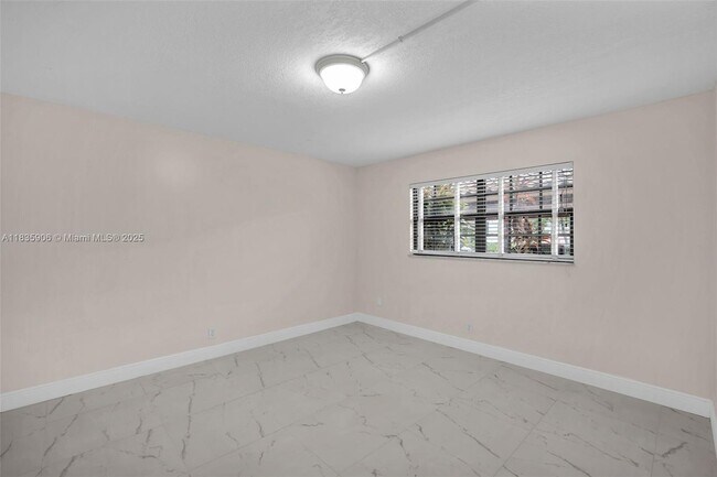 Building Photo - 250 E Royal Palm Rd