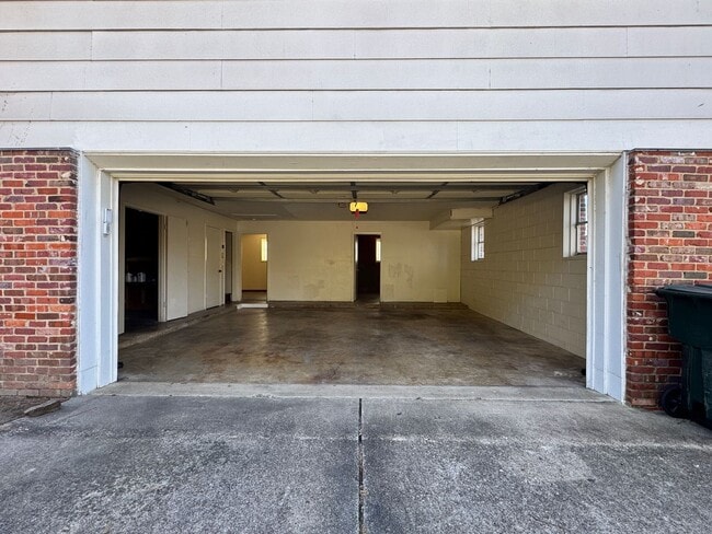 Building Photo - 2810 Roanoke Ln