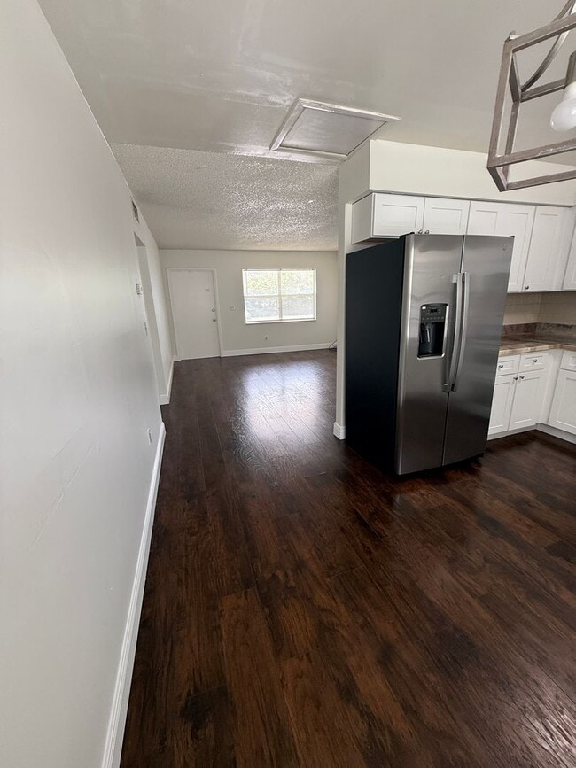 Building Photo - Triplex centrally located in Fort Pierce