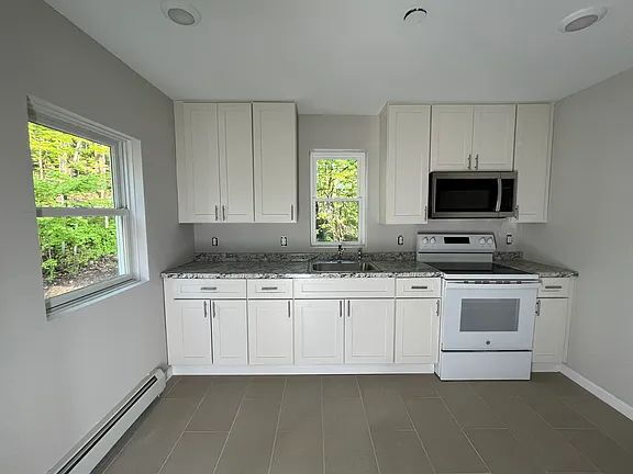 Building Photo - Move in to this singe family fully renovated home featuring 3 bedrooms 2 full baths located direc...