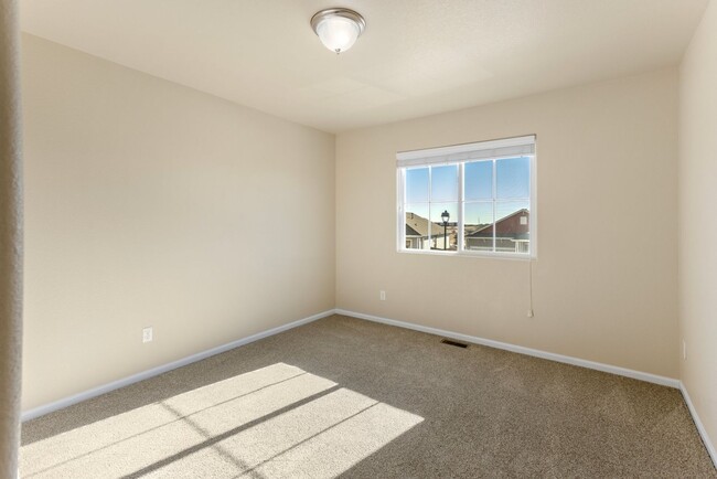 Building Photo - Evolve Real Estate: 4 Bedroom + Loft + Stu...