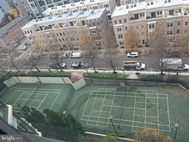 Building Photo - 1600 N Oak St