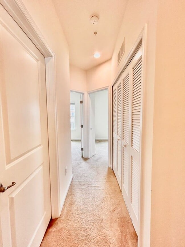 Building Photo - Welcome to the desirable Howard Square