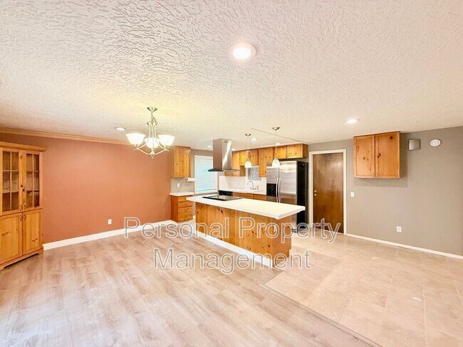 Building Photo - 9411 NE Pinecreek St