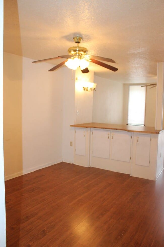 Building Photo - 3 Bedroom Rowhome in North York